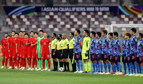 試合前整列する中国代表と日本代表（ロイター）