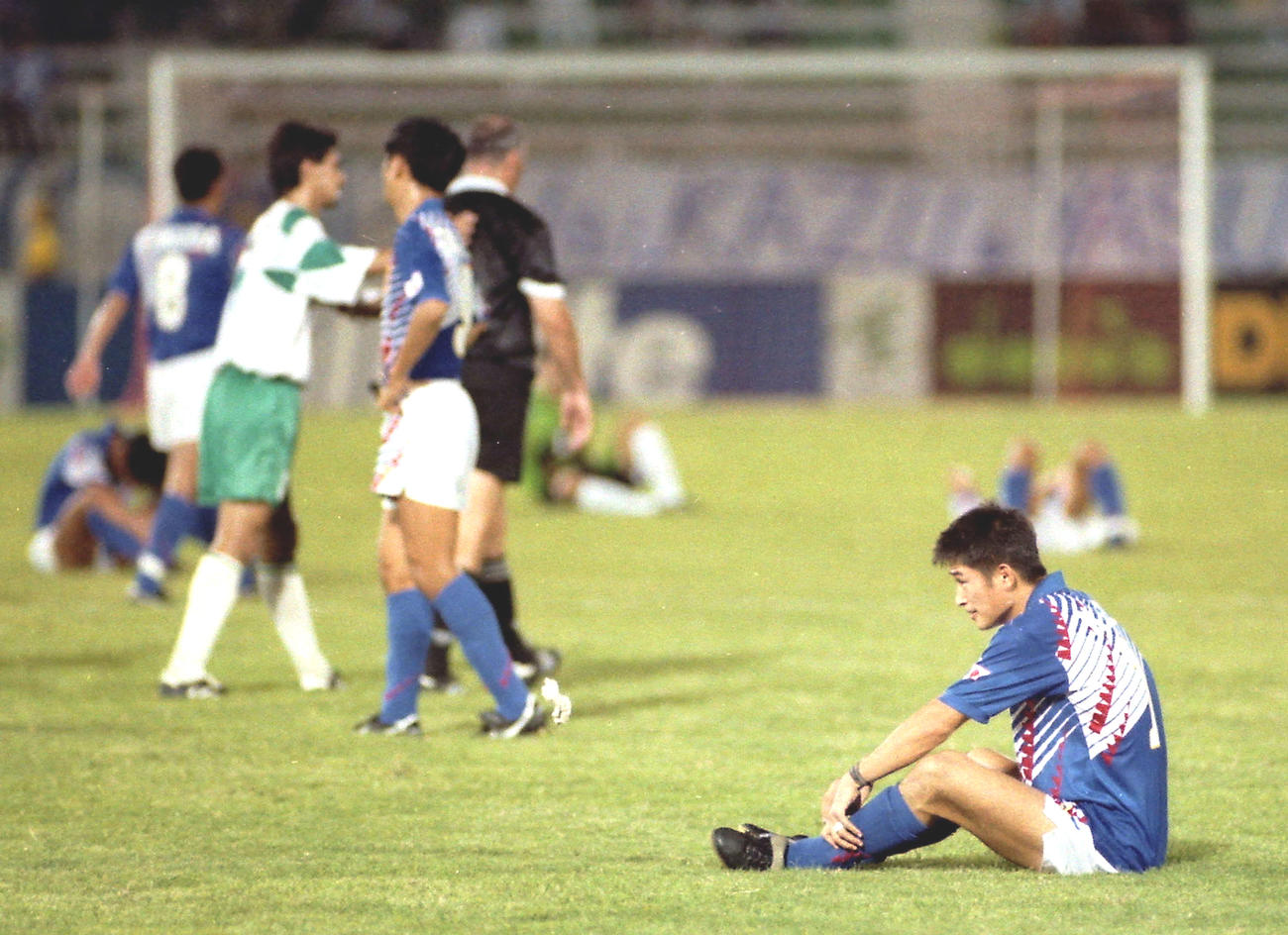 93年10月、イラクと引き分けに終わりW杯予選敗退となり、ピッチに座り込むカズ（右）