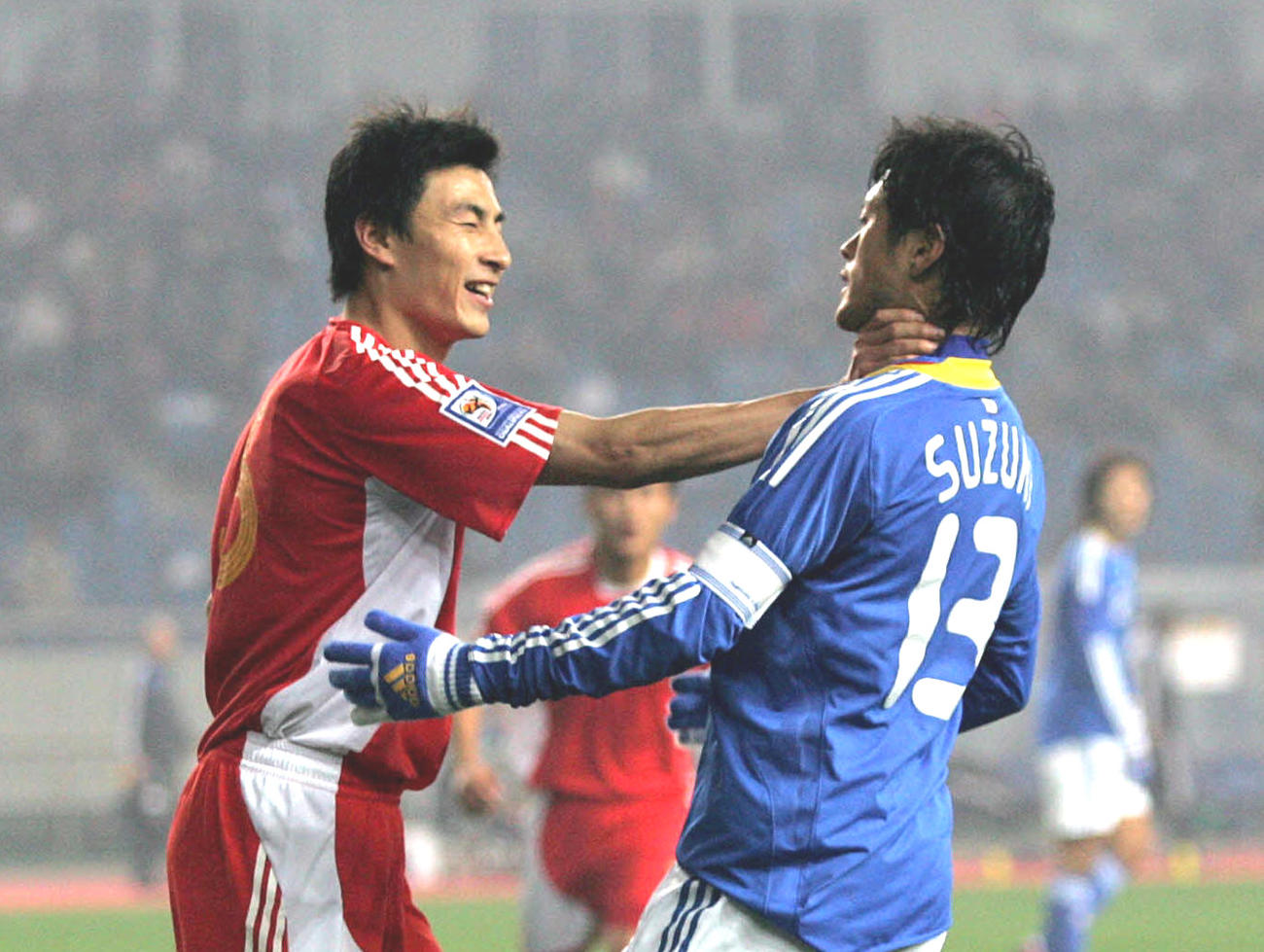 08年2月、東アジア選手権・中国戦の後半、中国DFにのどを絞められる鈴木