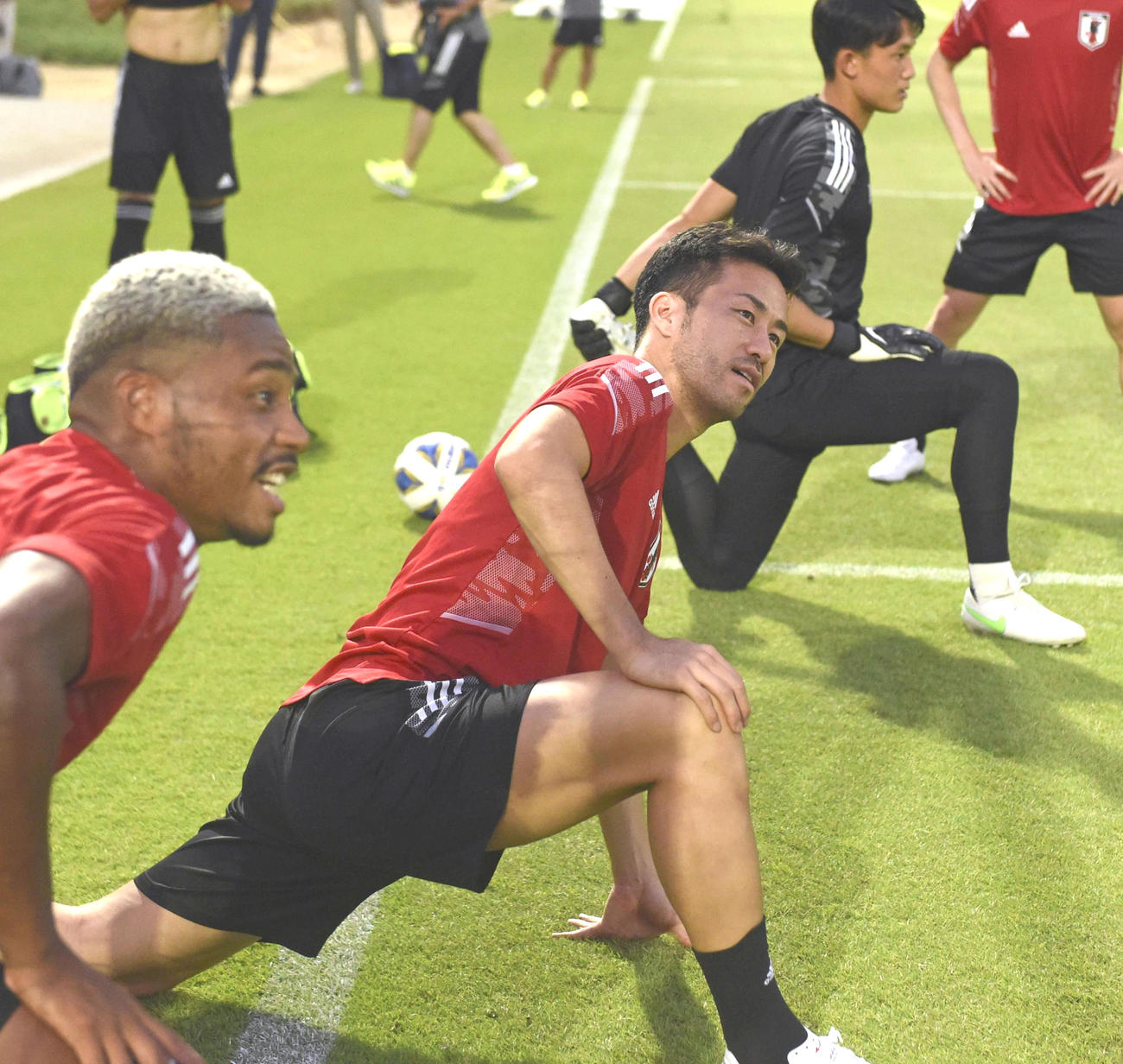 中国戦に向け、調整する吉田（中央）、オナイウ（手前）ら(C)JFA(共同)