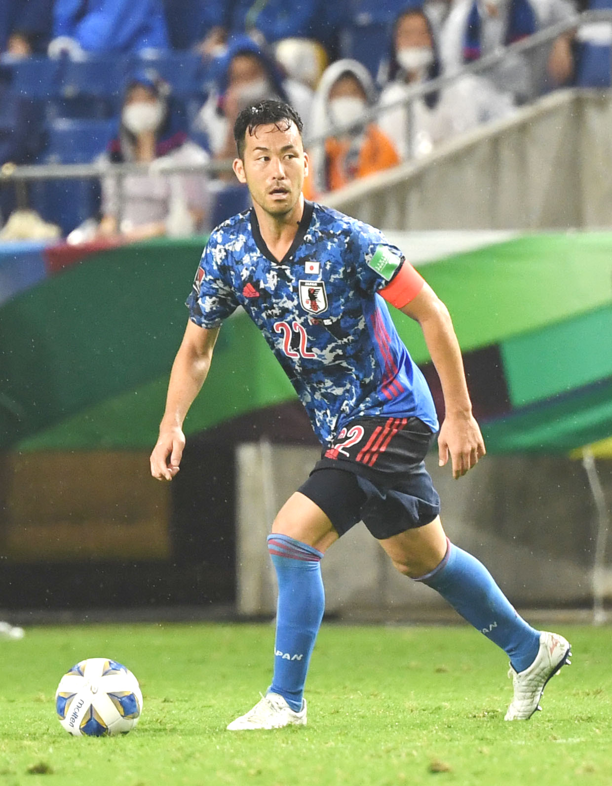 9月2日、W杯アジア最終予選　日本対オマーン　ドリブルする吉田麻也