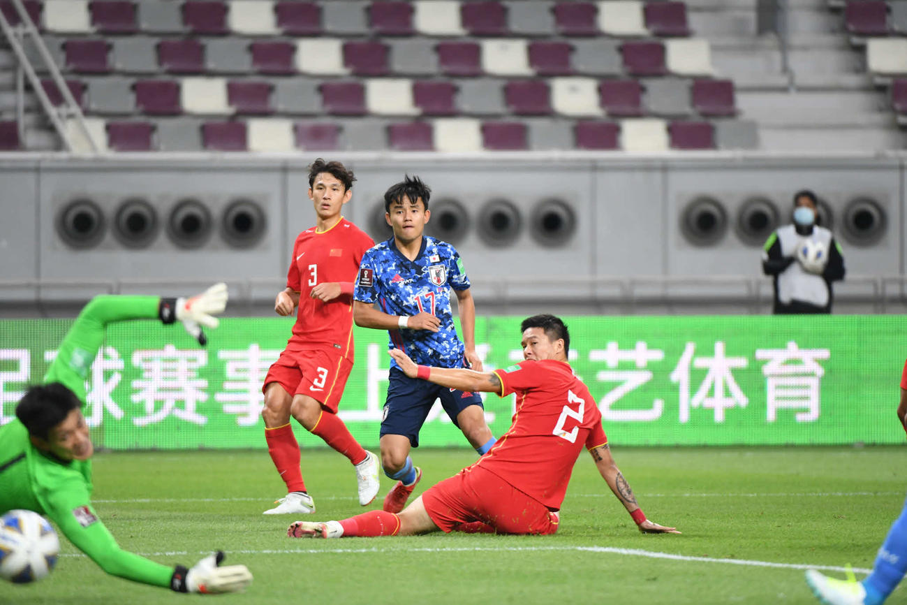 日本対中国　前半、久保（右から2人目）はシュートを放つもポストに当たって得点を奪えず（C）JFA