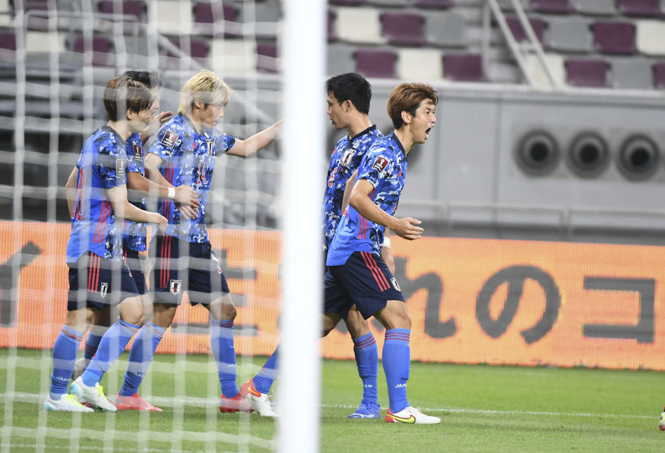 日本対中国　前半、先制ゴールを決めて雄たけびを上げる大迫（右）（C）JFA