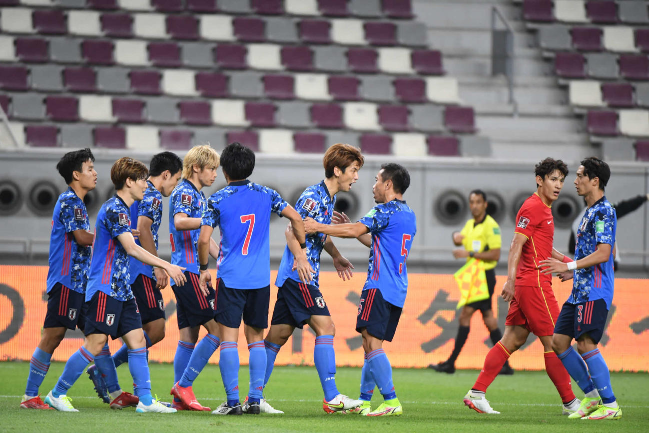 前半、大迫勇也（右から4人目）の先制ゴールを喜ぶ日本代表イレブン（C）JFA