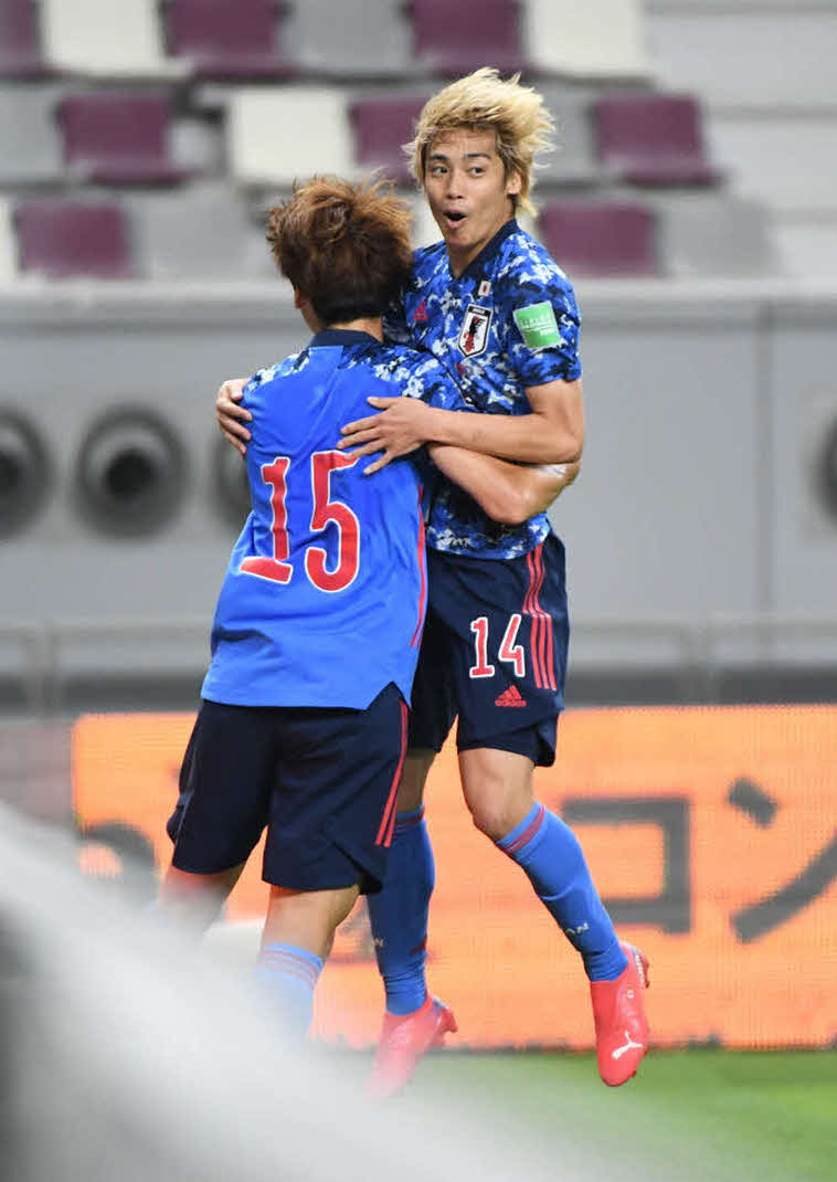 前半、大迫（左）の先制ゴールをアシストした伊東は抱きついて喜ぶ（C）JFA