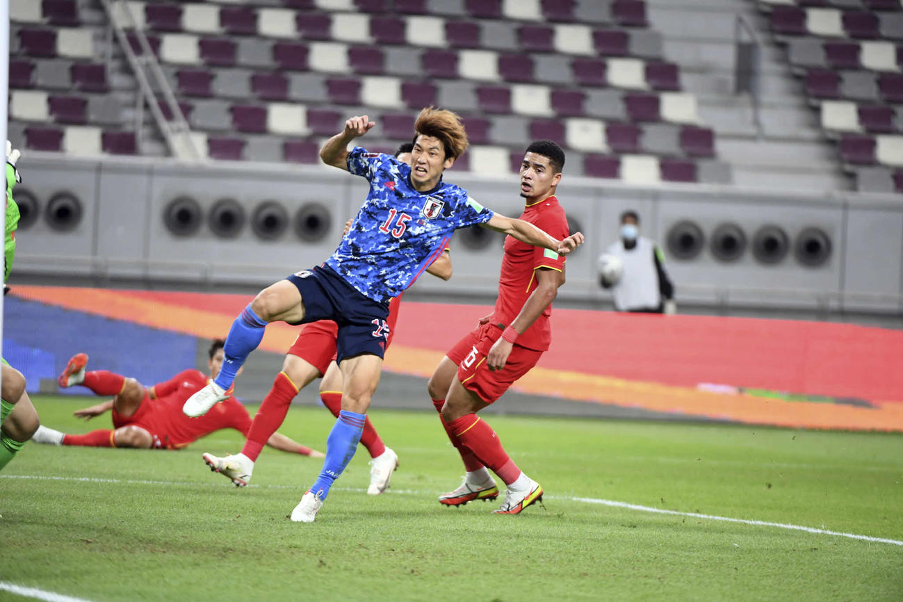 日本対中国　前半、先制ゴールを決める大迫（右から2人目）（C）JFA