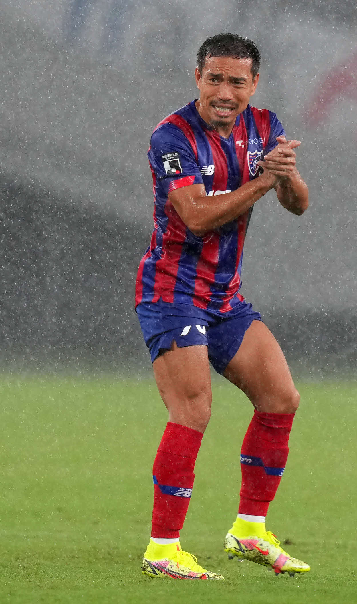 東京対横浜FC　前半、チームを鼓舞する東京長友（撮影・横山健太）