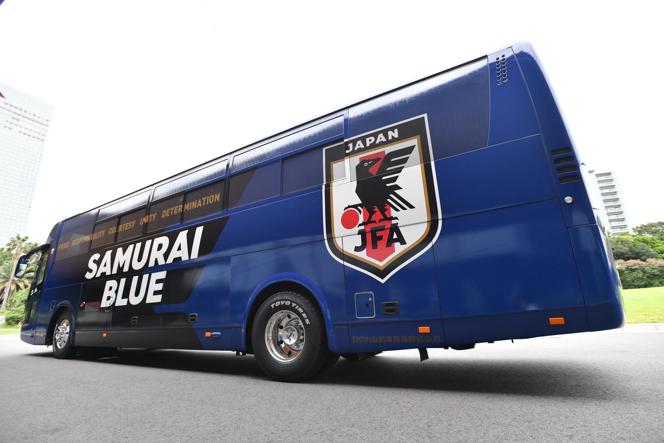 A代表を筆頭に、各カテゴリーで移動時に使用するサッカー日本代表オフィシャルチームバス