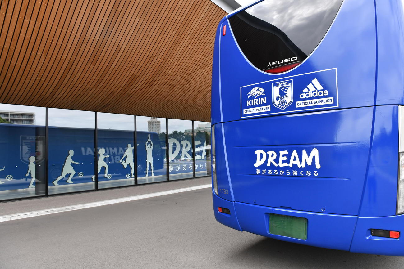 A代表を筆頭に、各カテゴリーで移動時に使用するサッカー日本代表オフィシャルチームバス