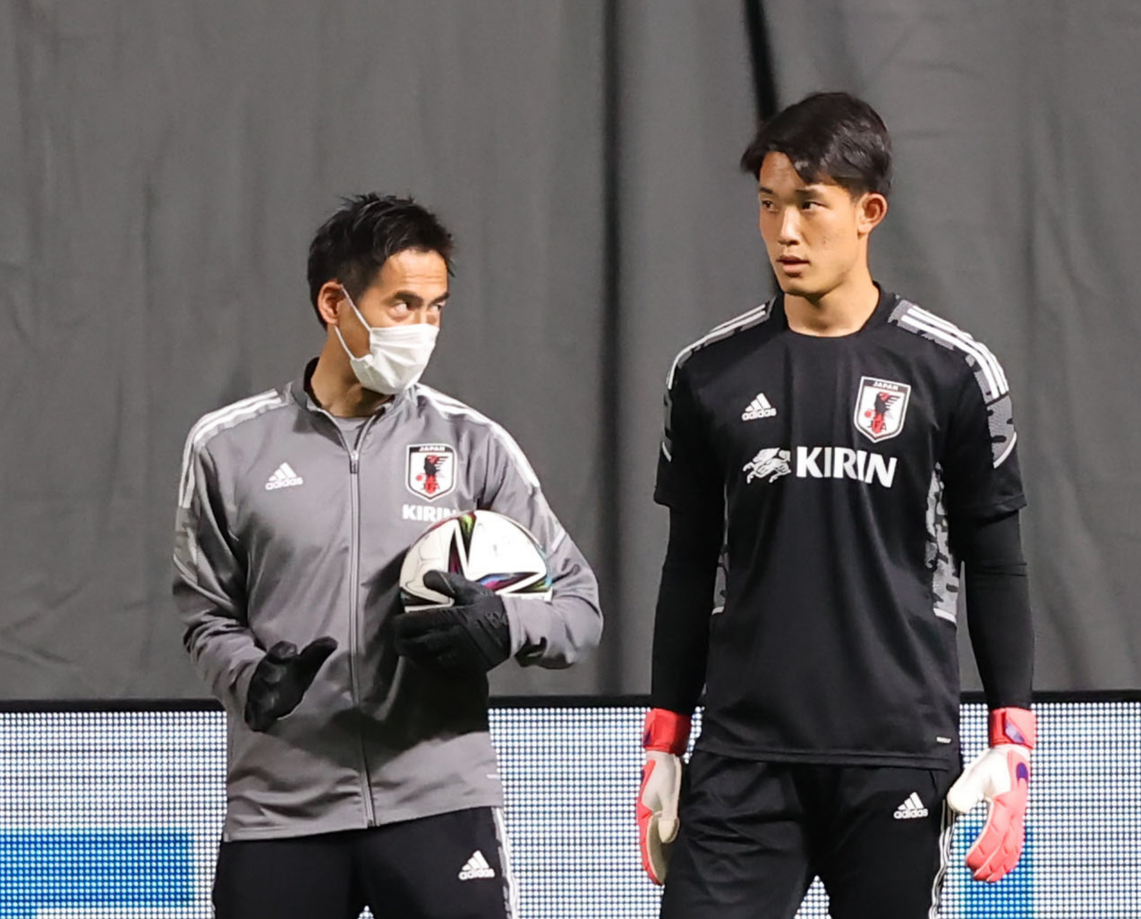 川口能活GKコーチ（左）の指導を受けるGK谷晃生（21年6月1日撮影）