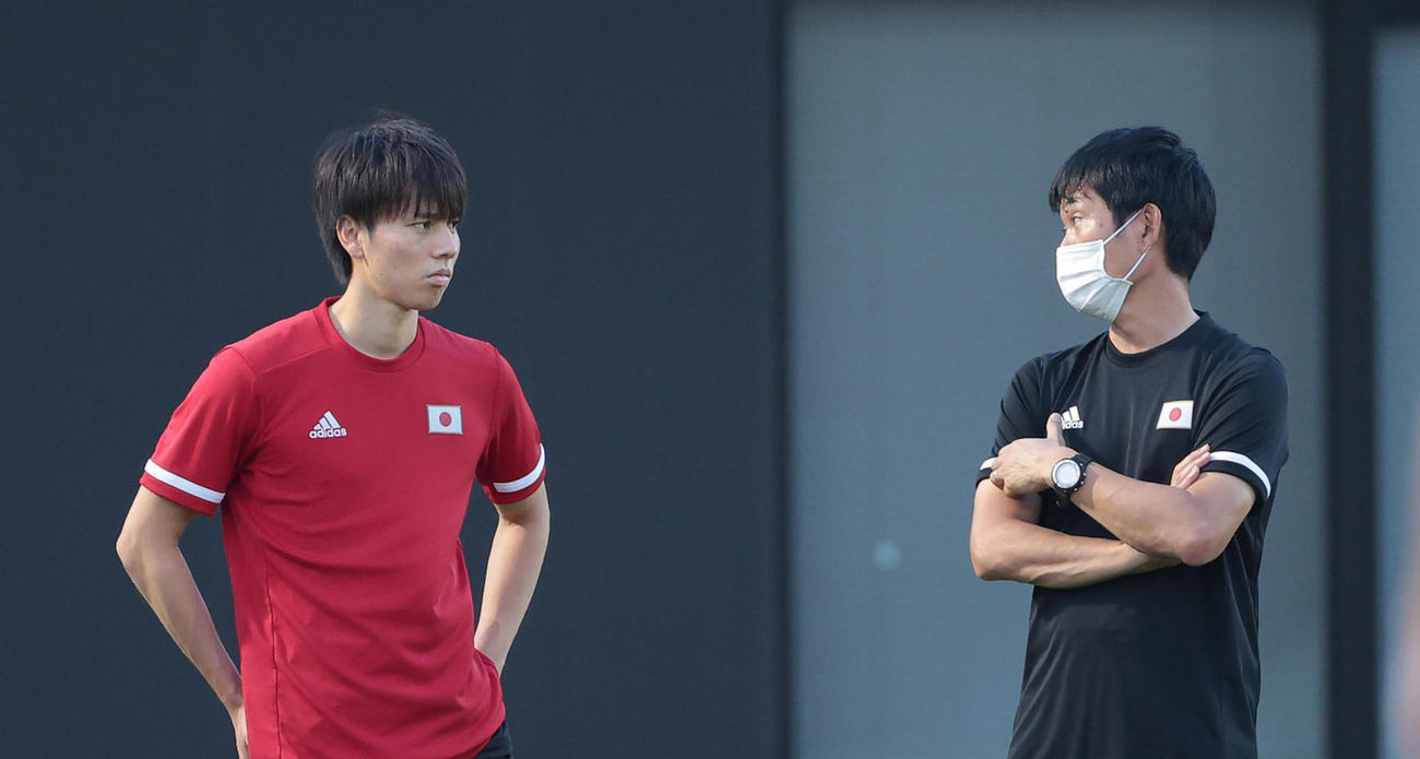 森保監督（右）と言葉を交わすを田中碧（2021年7月29日撮影）