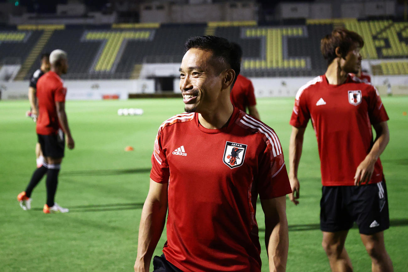 笑顔で調整する長友＠JFA
