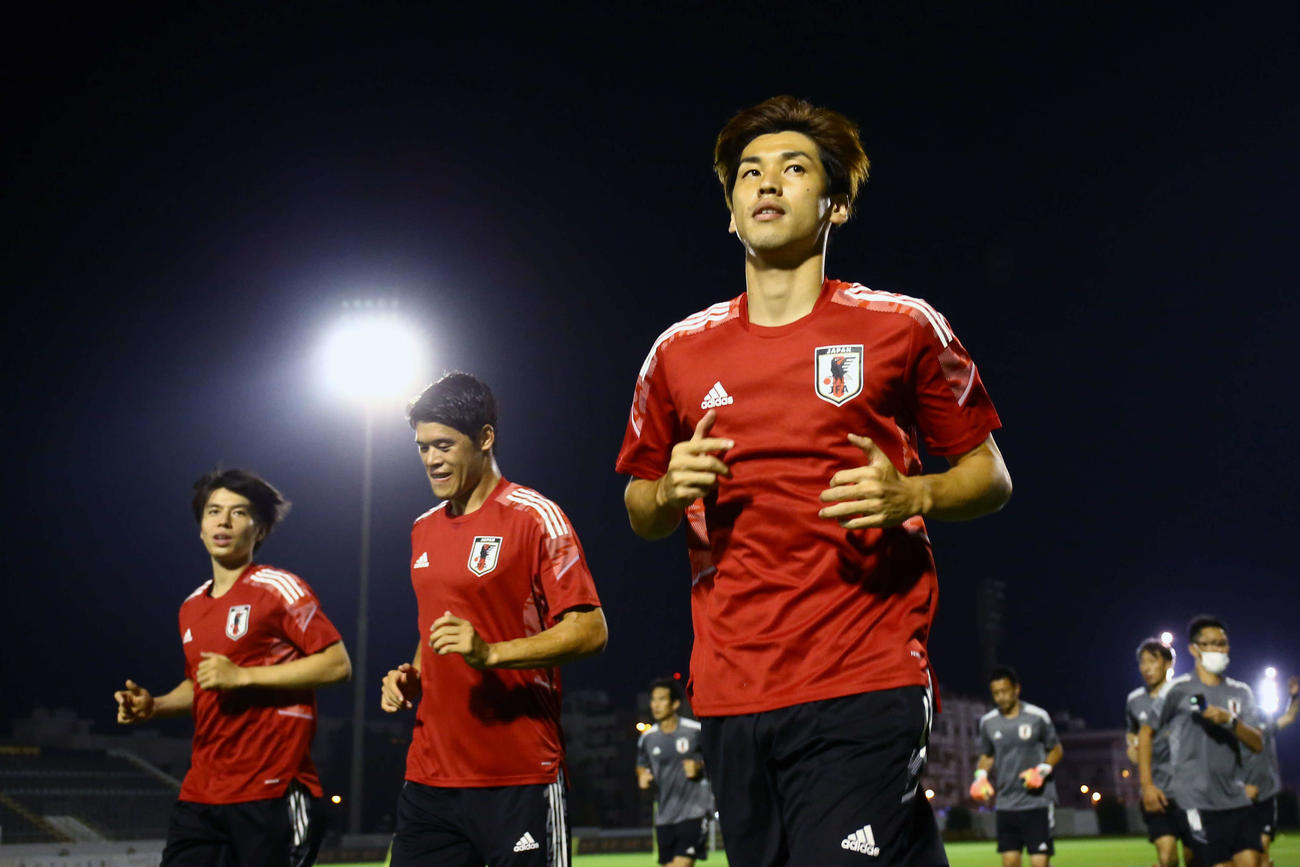 調整する、左から田中、酒井、大迫（C）JFA