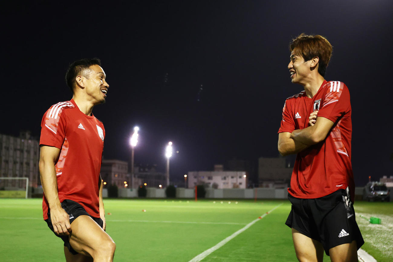笑顔で調整する長友（左）と大迫（C）JFA