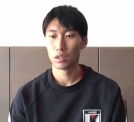 オンライン取材に対応する鎌田