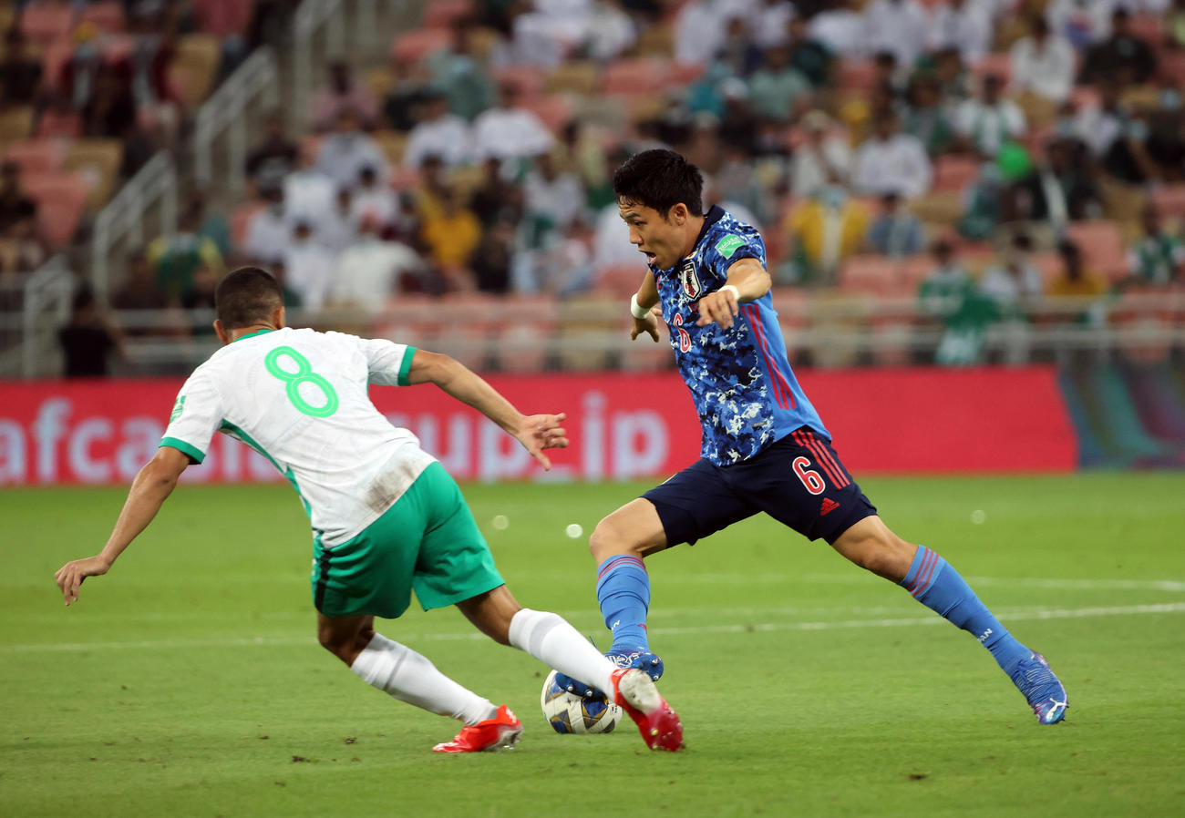 前半、遠藤（右）はマルキと競り合う（撮影・パオロヌッチ）