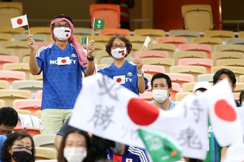 試合開始を待つジッダの日本サポーター（ロイター）