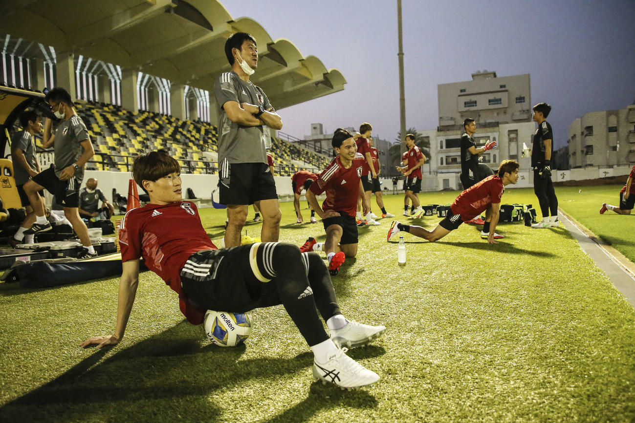 練習に臨む日本代表の、手前から古橋、森保監督、南野ら（C）JFA