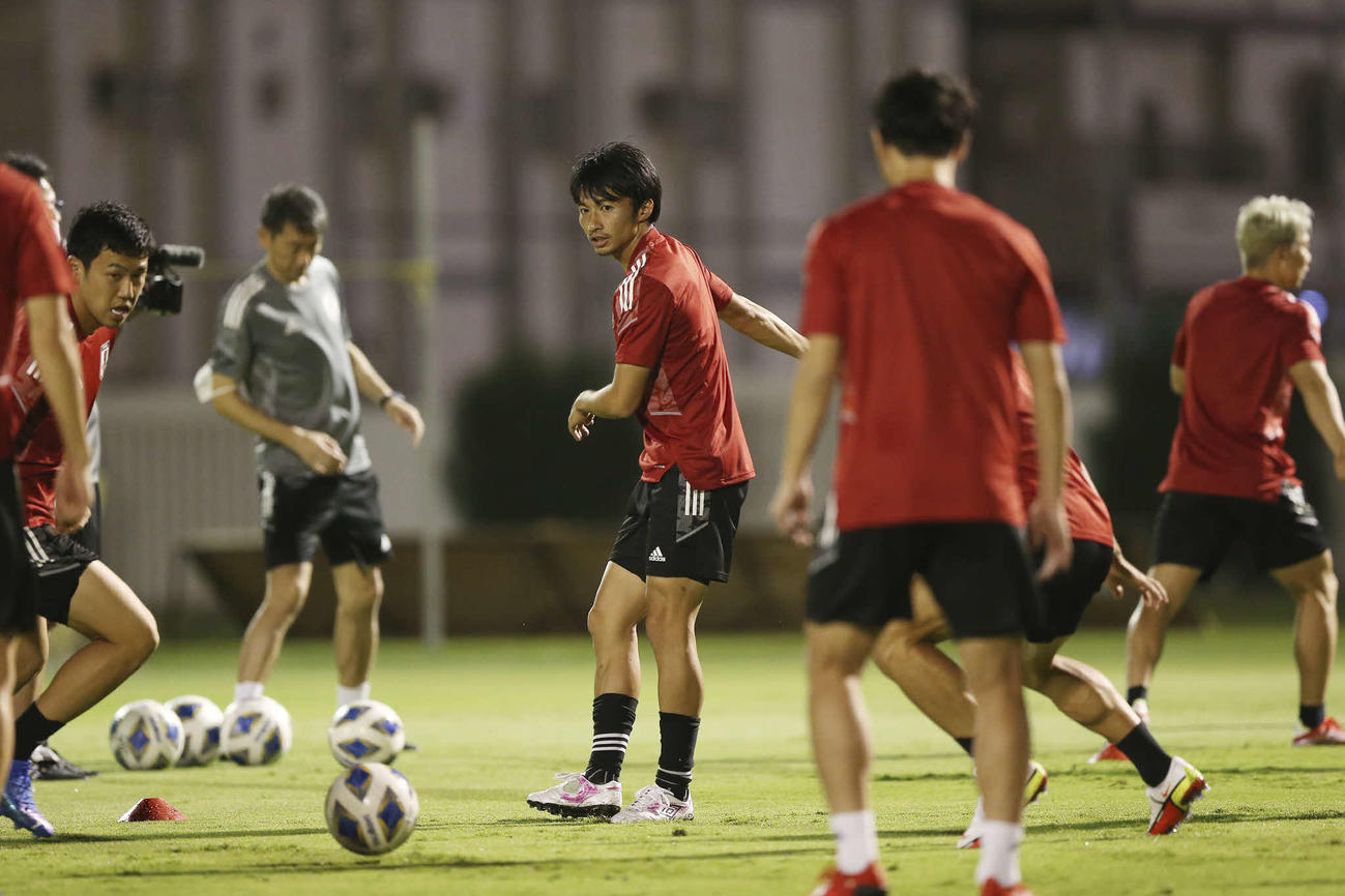練習で汗を流す日本代表MF柴崎（中央）（JFA提供）