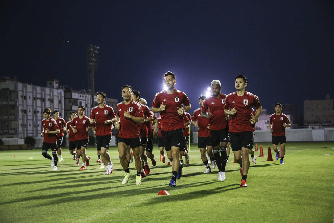 練習でランニングする日本代表の選手たち（JFA提供）