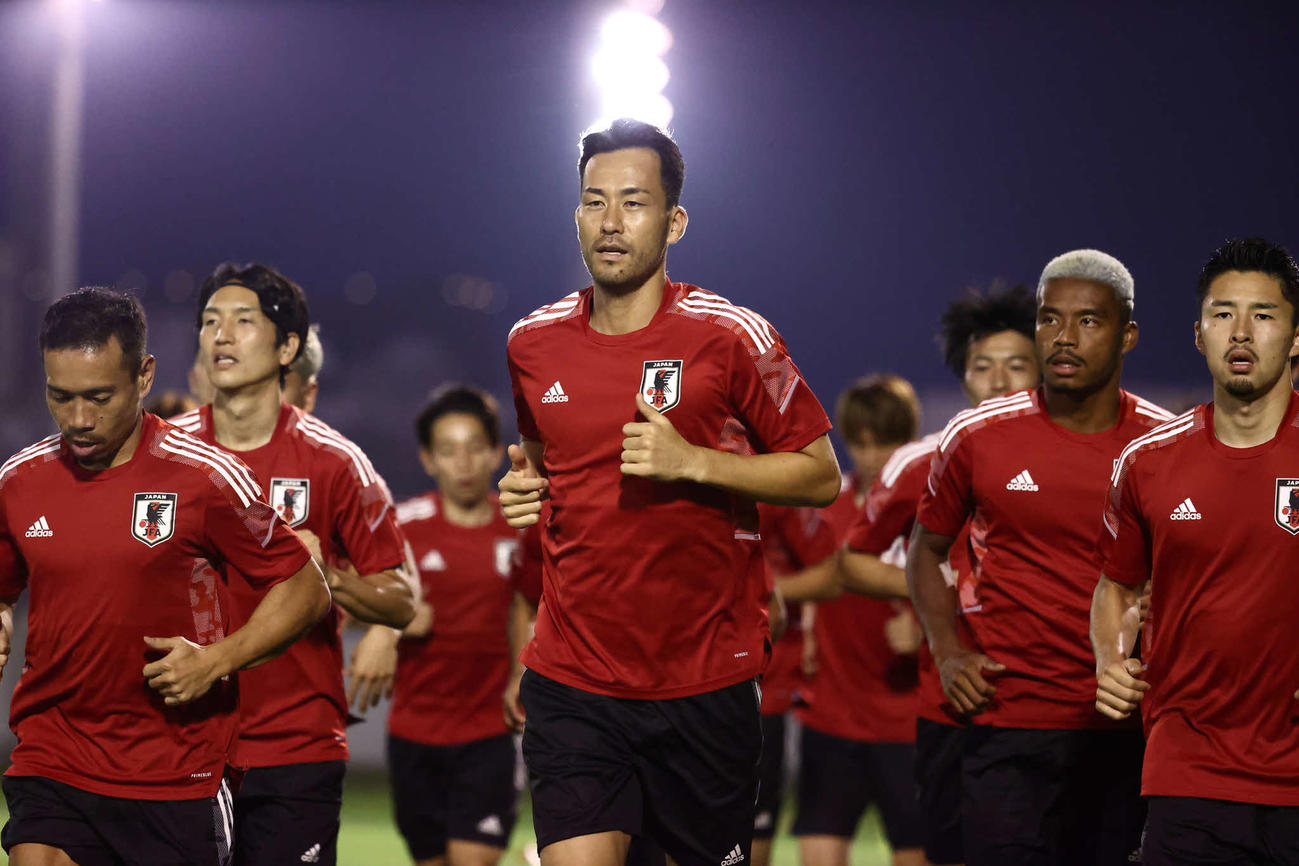 ランニングする日本代表DF吉田主将（中央）ら（C）JFA