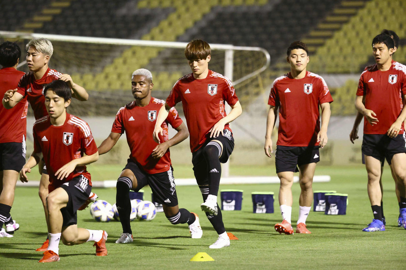 サウジアラビア戦に向け、調整する古橋（中央）ら（C）JFA