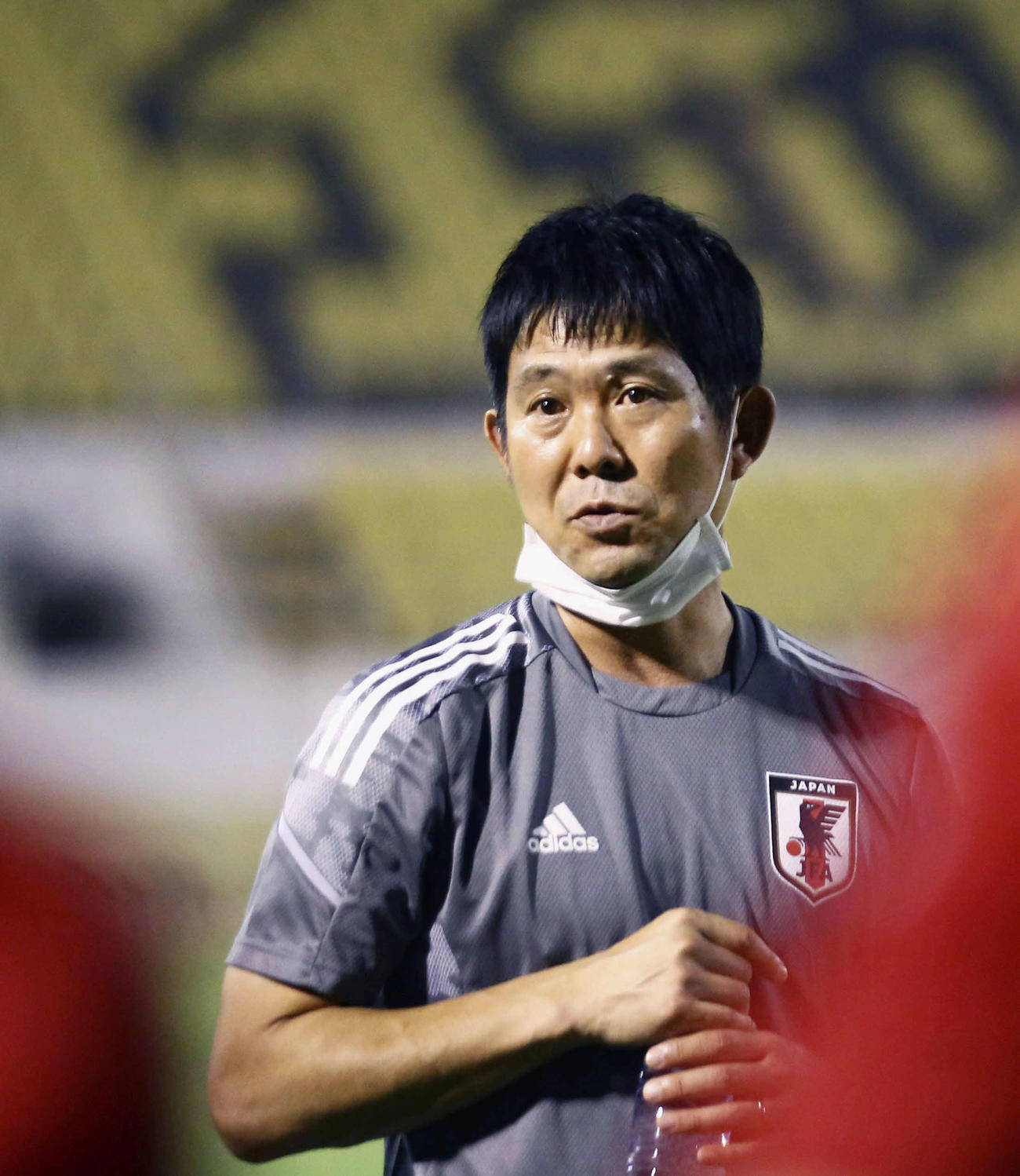 サウジアラビア戦に向けた練習で、選手に声を掛ける森保監督（C）JFA