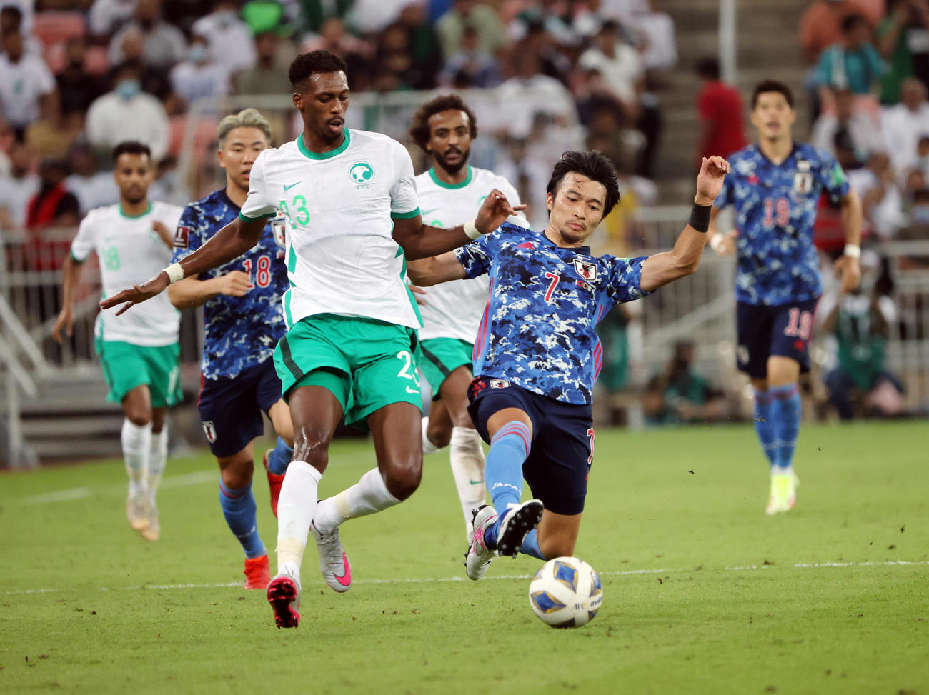 スライディングタックルする日本代表MF柴崎岳（撮影・パオロ　ヌッチ）