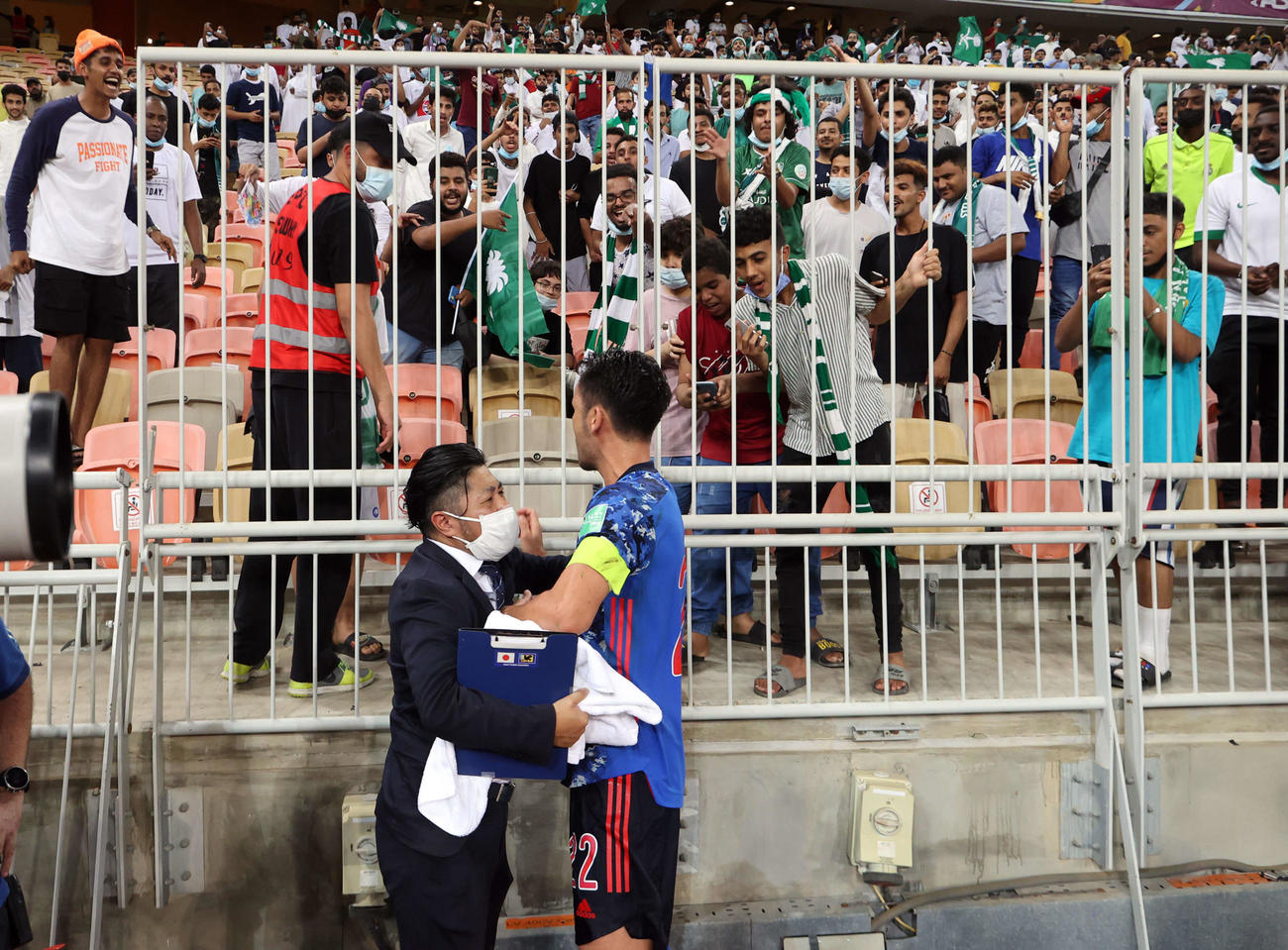 サウジアラビア対日本　サウジアラビアサポーターから挑発を受けフェンスに詰め寄った吉田は関係者から制止される（撮影　パオロ・ヌッチ）