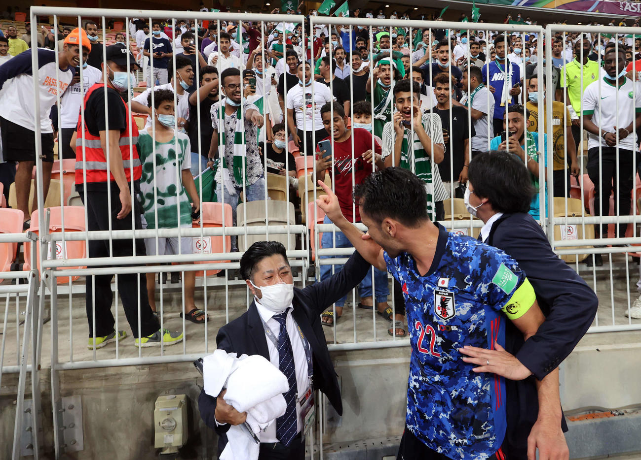 サウジアラビア対日本　サウジアラビアサポーターから挑発を受けフェンスに詰め寄った吉田は関係者から制止される（撮影　パオロ・ヌッチ）