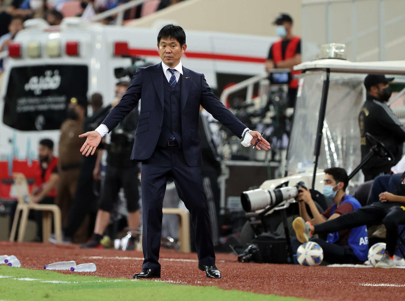 サウジアラビア対日本　前半、両手を広げる日本代表森保監督（撮影　パオロ・ヌッチ）