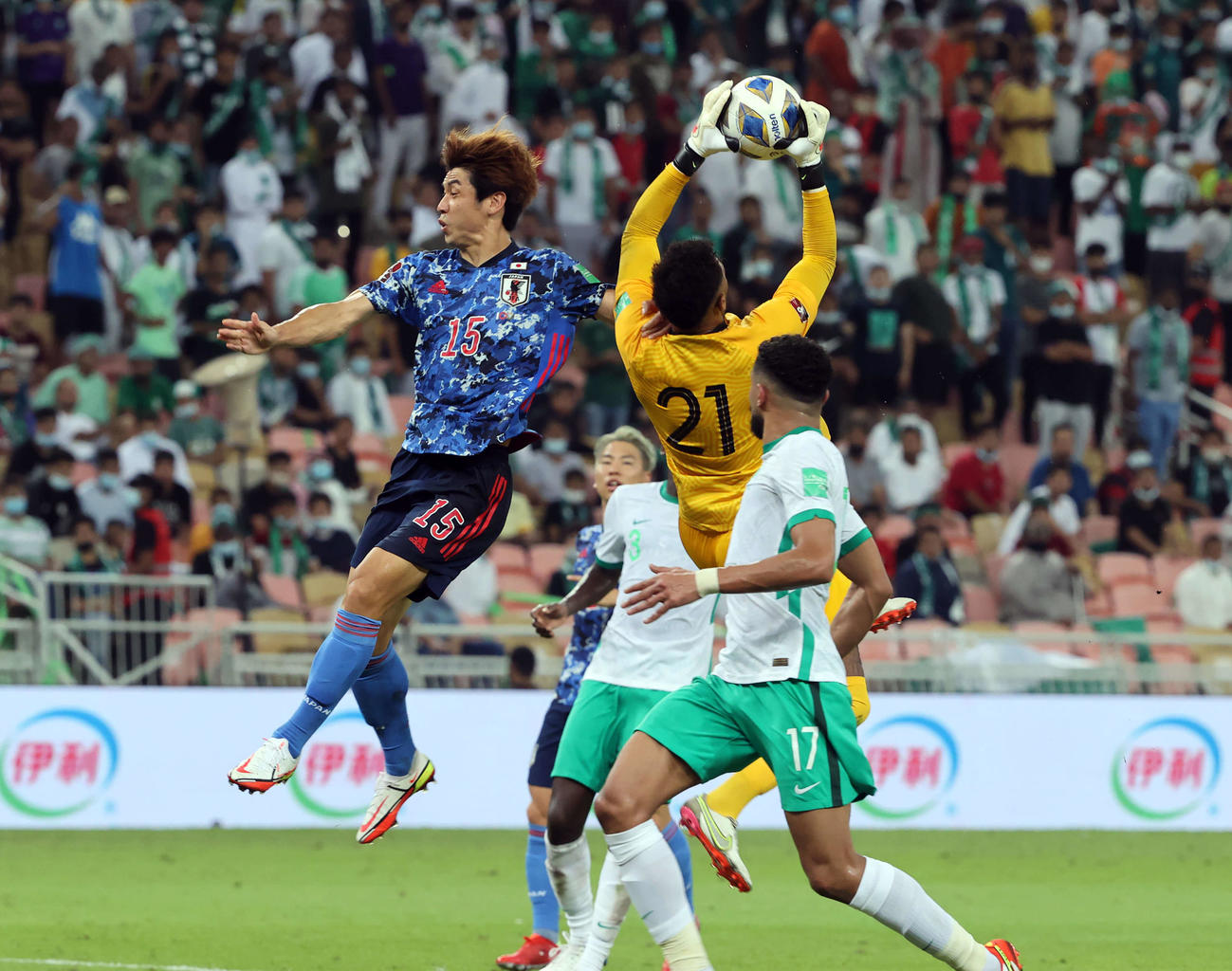 サウジアラビア対日本　前半、大迫（左）はゴール前の浮き球に飛び込むも相手GKオワイスに阻まれる（撮影　パオロ・ヌッチ）