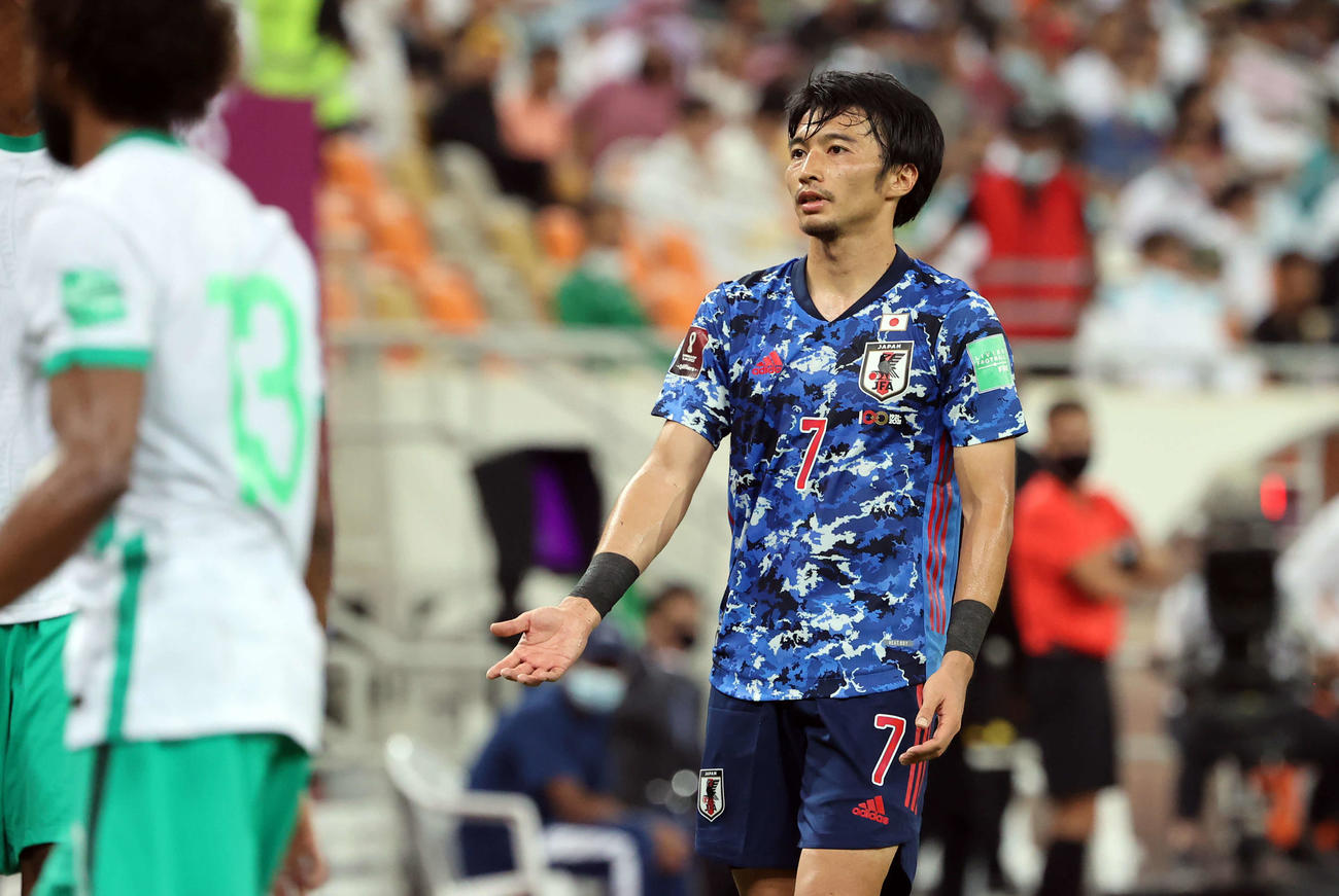 サウジアラビア対日本　確認する柴崎（撮影　パオロ・ヌッチ）