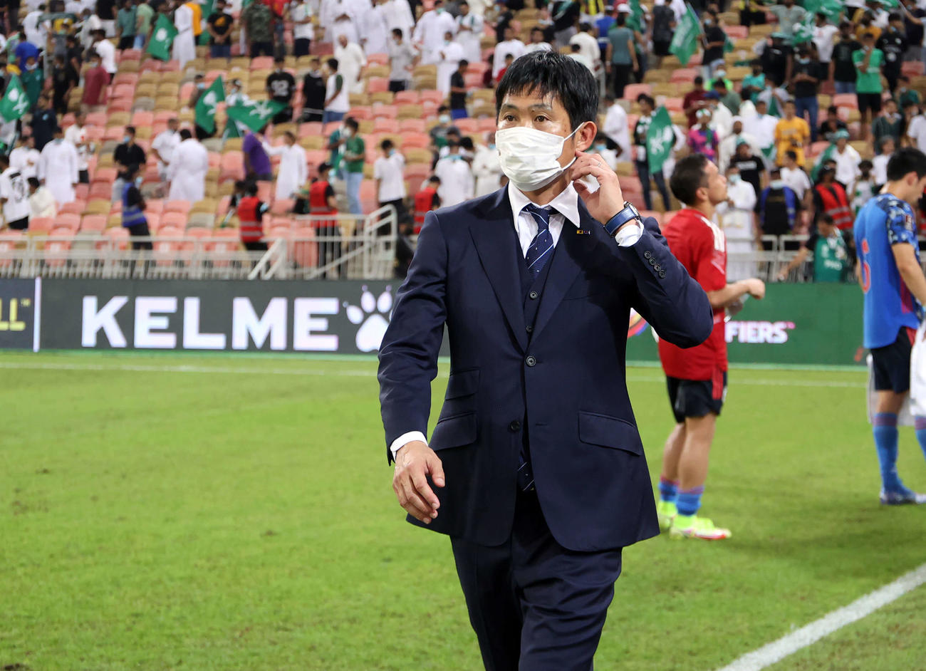サウジアラビア対日本　サウジアラビア戦に敗れピッチを引き揚げる日本代表森保監督（撮影　パオロ・ヌッチ）
