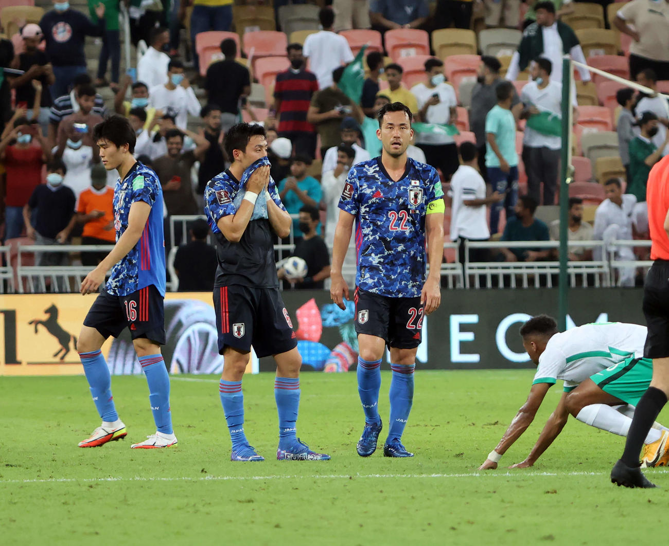 7日、サウジアラビア戦に敗れがっくりする、左から冨安、遠藤、吉田（撮影　パオロ・ヌッチ）