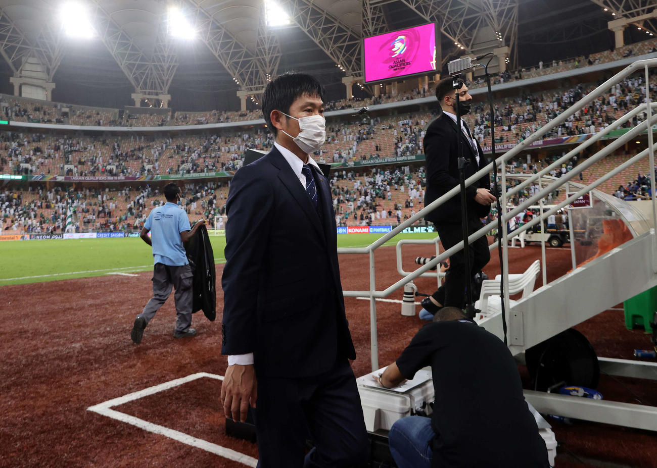 サウジアラビア対日本　サウジアラビア戦に敗れピッチを引き揚げる日本代表森保監督（撮影　パオロ・ヌッチ）