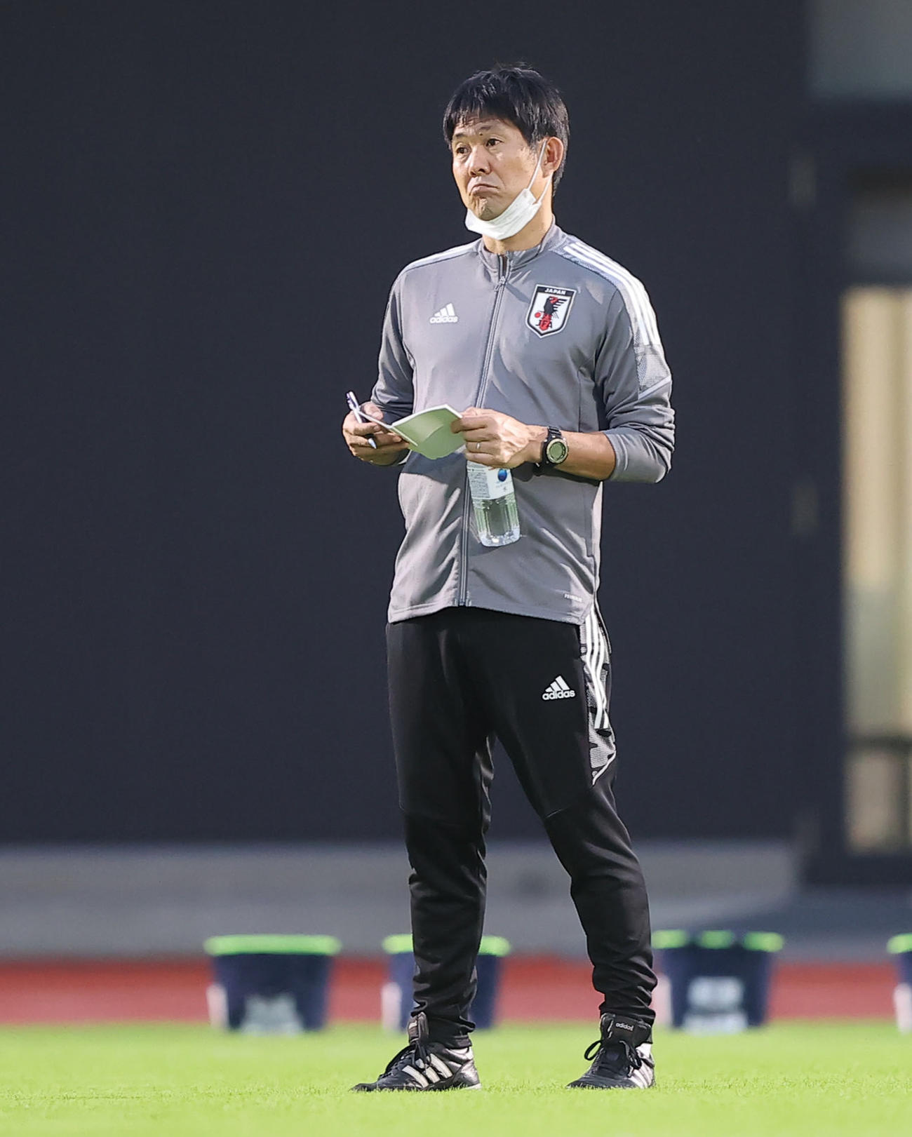 選手たちを見つめながらメモを片手に考え込む森保監督（撮影・垰建太）
