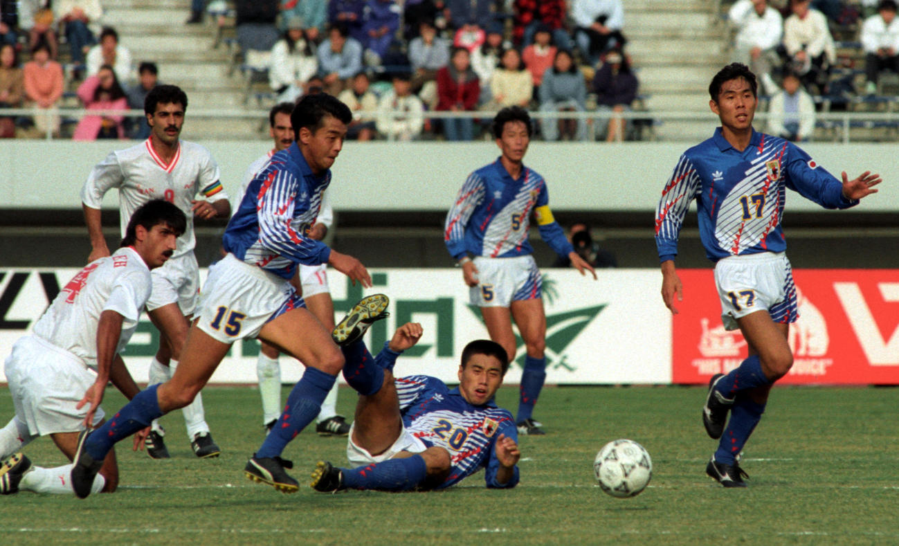 92年11月、イラン戦で攻め上る吉田光範（15）。右端17は森保