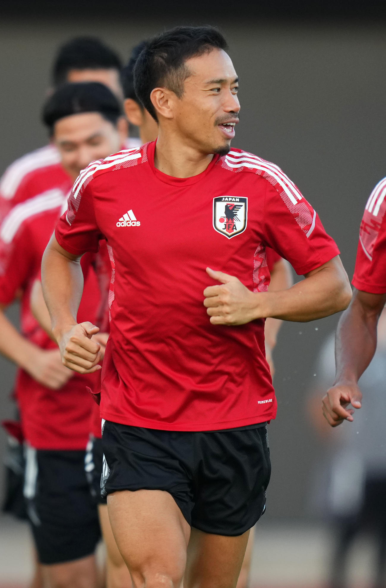 ランニングをする長友（撮影・横山健太）
