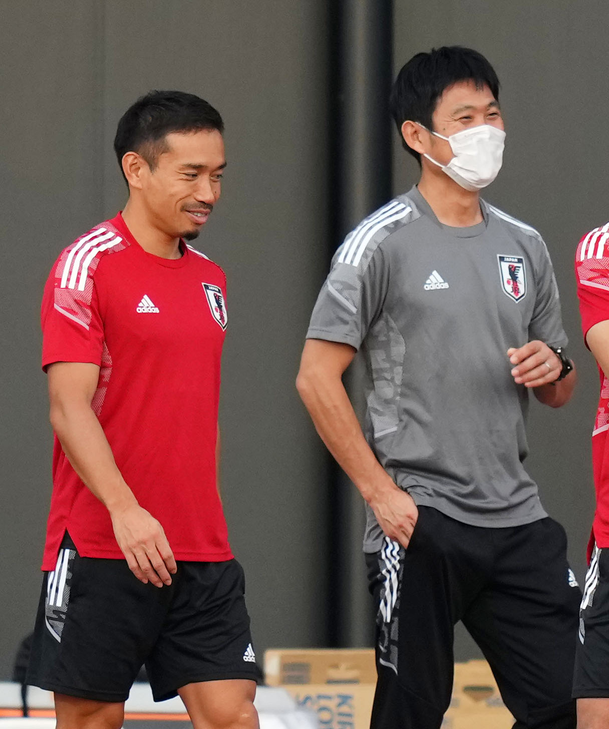 言葉を交わす長友（左）と森保監督（撮影・横山健太）
