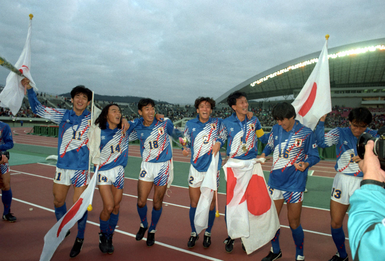 92年11月、アジアカップ決勝のサウジアラビア戦後、優勝を決めて喜ぶ日本代表の、左からカズ、北沢豪、神野卓哉、大嶽直人、柱谷哲二、中山雅史、阪倉裕二ら