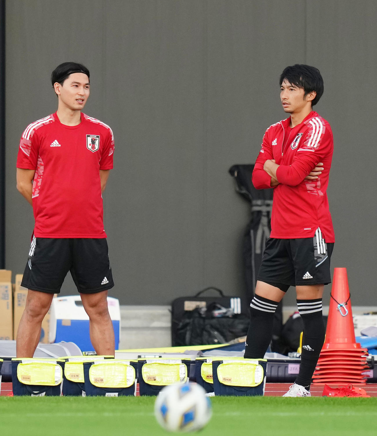 言葉を交わす柴崎（右）と南野（撮影・横山健太）