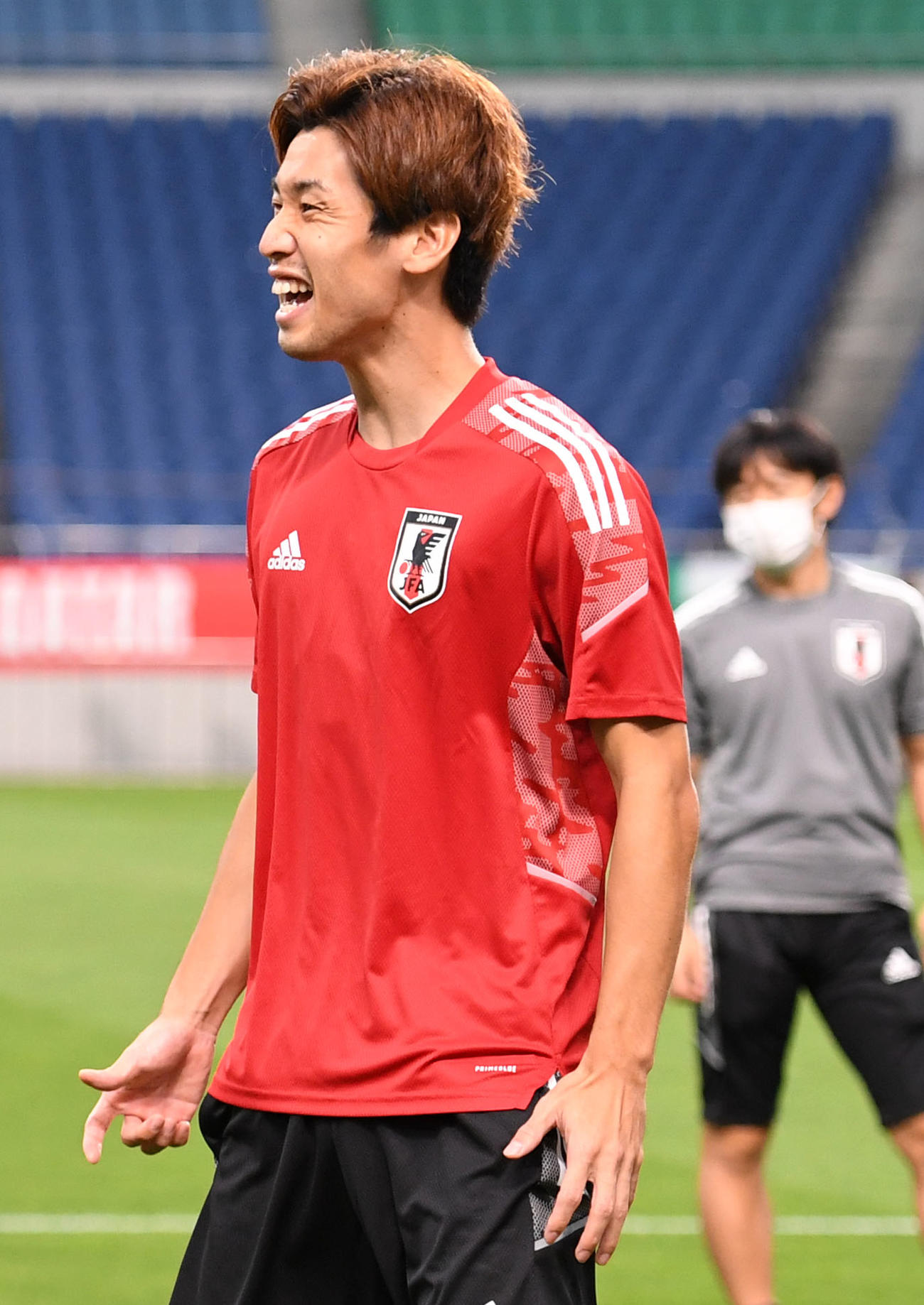 ボール回しで笑顔を見せる大迫（撮影・横山健太）