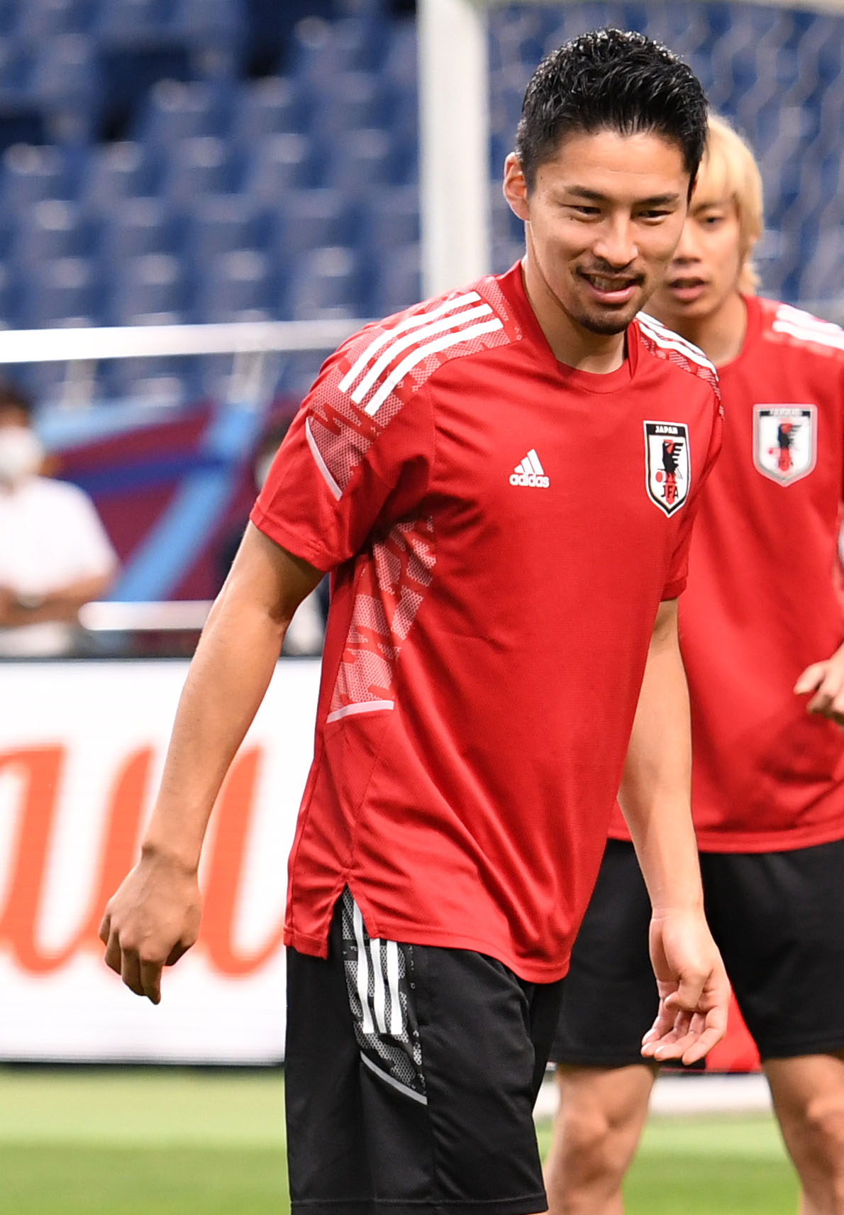 ボール回しで笑顔を見せる中山（撮影・横山健太）