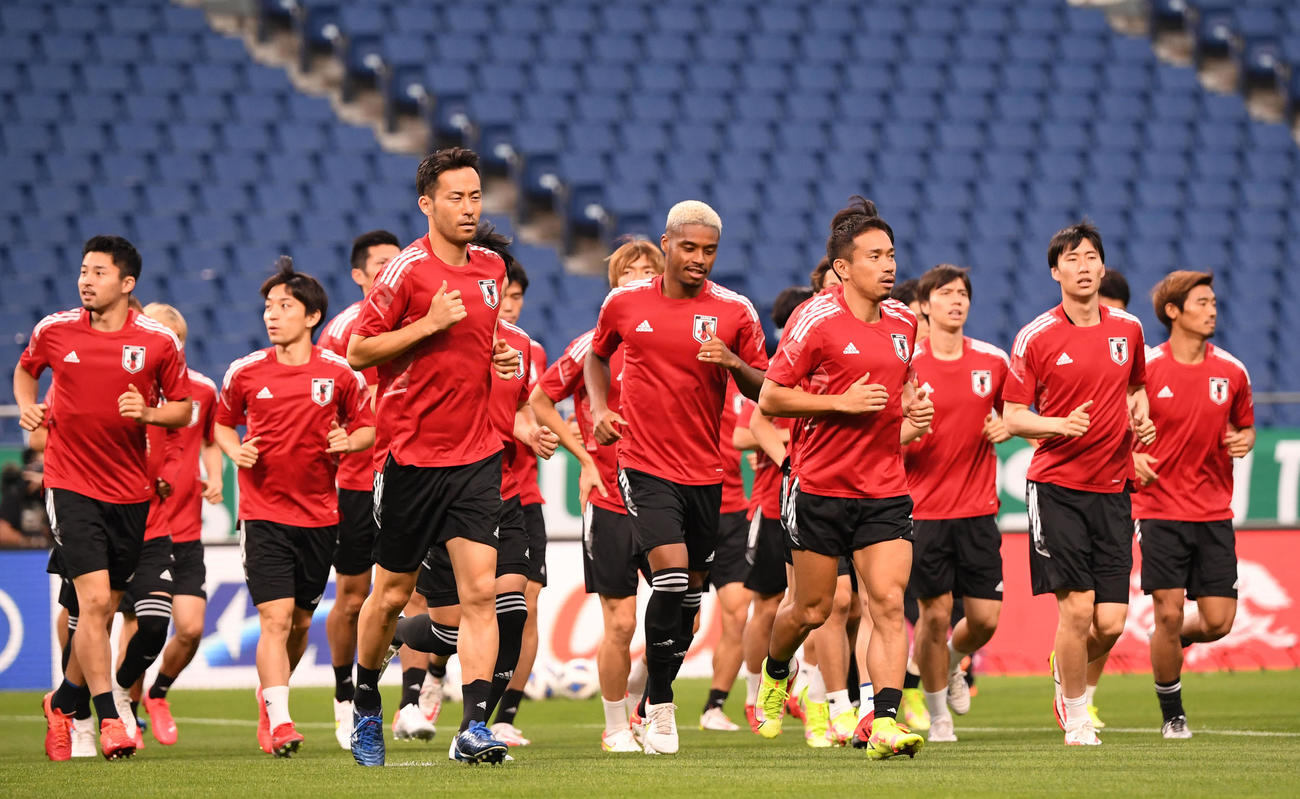 ランニングをする日本代表イレブン（撮影・横山健太）