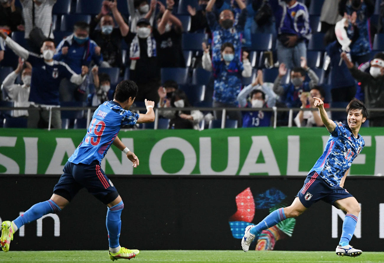 日本対オーストラリア　前半、ゴールを決める田中（右）。左は酒井（撮影・横山健太）
