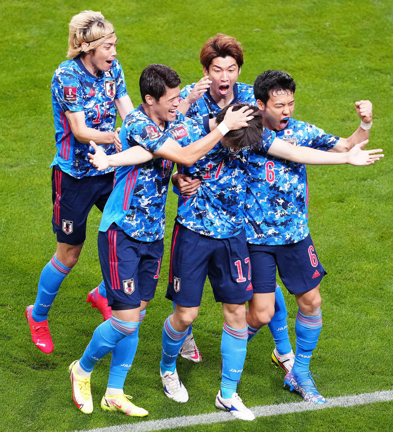 日本対オーストラリア　前半、先制ゴールを決めた田中（中央）を祝福する選手たち（撮影・江口和貴）