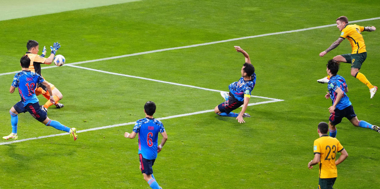 日本対オーストラリア　前半、シュートに反応するGK権田（左から2人目）（撮影・江口和貴）