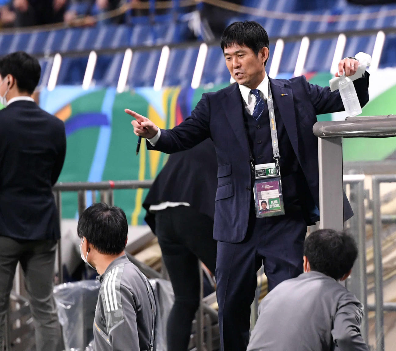 日本対オーストラリア　前半を終えコーチ陣と言葉を交わす森保監督（撮影・横山健太）