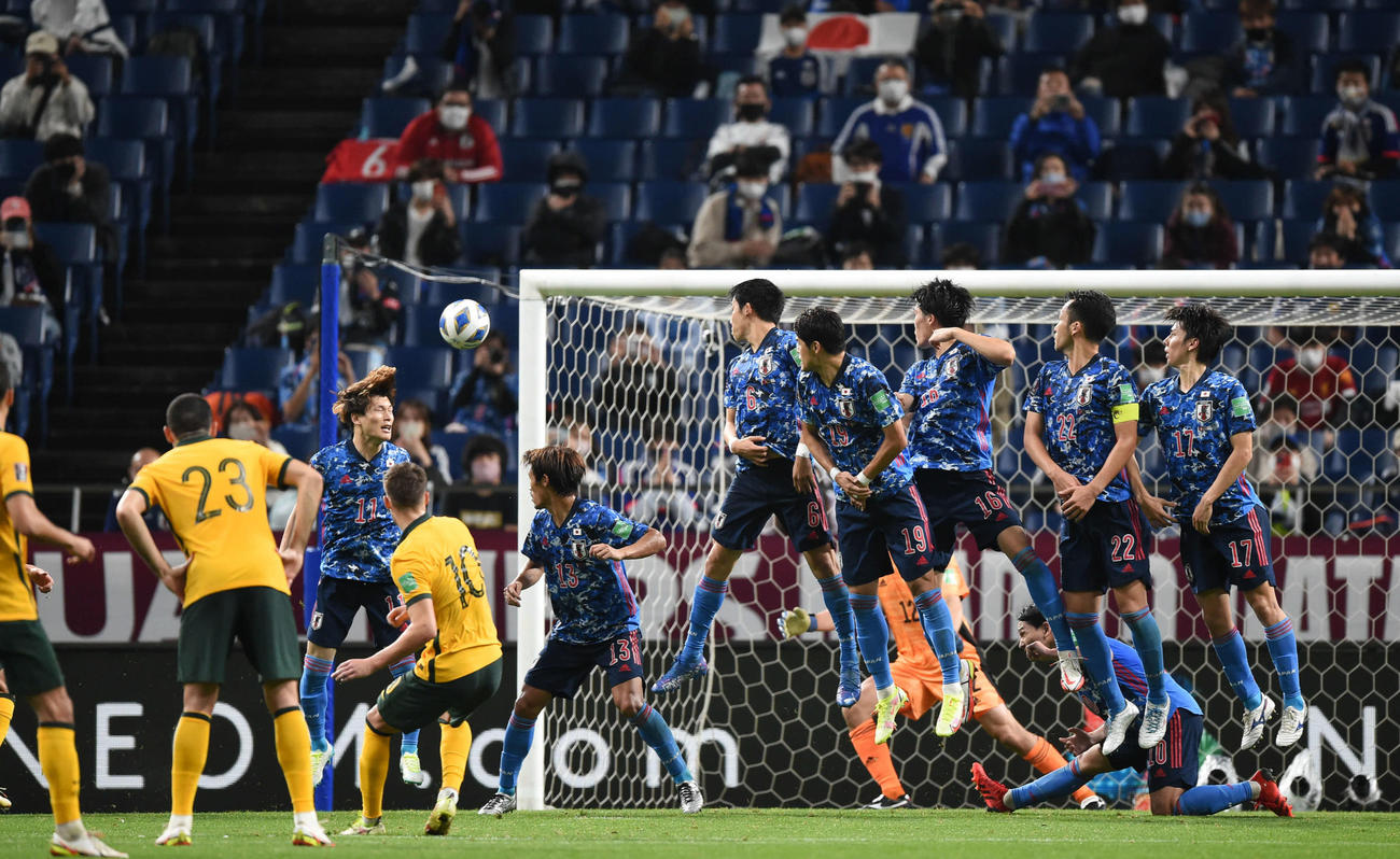 日本対オーストラリア　後半、フルスティッチ（左から3人目）にゴールを決められる日本（撮影・横山健太）